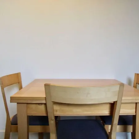 Charming Traditional Top Floor Haymarket Flat شقة *