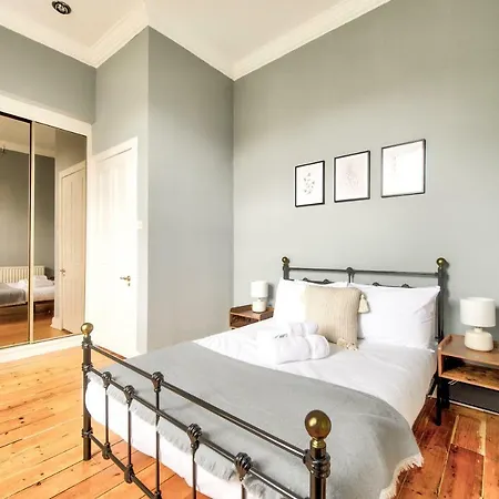 2 Bed West End In Citycentre Apartment *