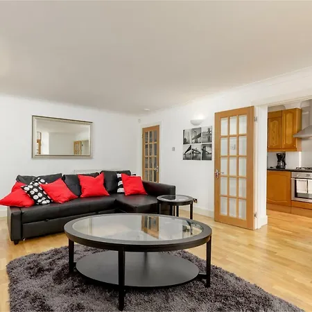 Altido Elegant Ground-floor 3bed New Town Apt With Garden *