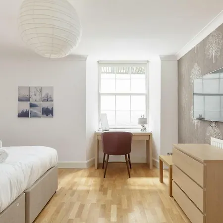 Altido Elegant Ground-floor 3bed New Town Apt With Garden