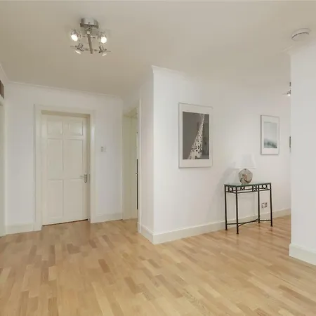 Altido Elegant Ground-floor 3bed New Town Apt With Garden *