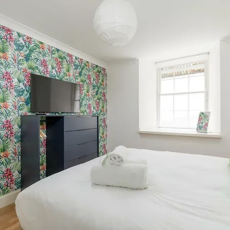 Altido Elegant Ground-floor 3bed New Town Apt With Garden *