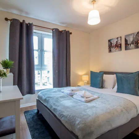 Bright & Tranquil Near Centre With Free Parking! شقة