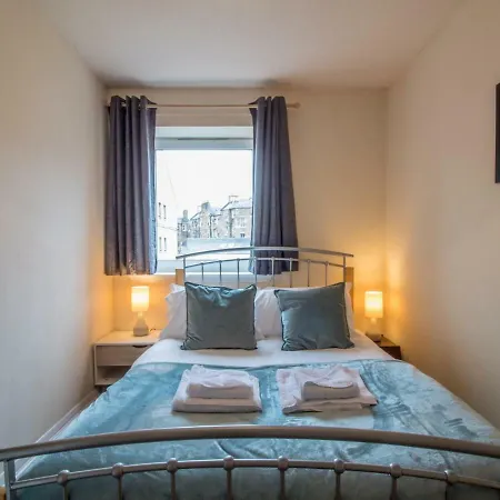 Bright & Tranquil Near Centre With Free Parking! شقة