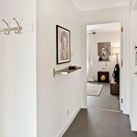 Arty 2 Bedroom Flat By Leith Shore