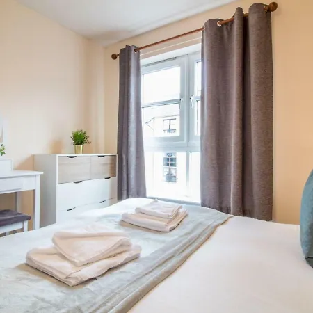 Bright & Tranquil Near Centre With Free Parking! *