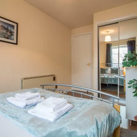 Bright & Tranquil Near Centre With Free Parking! شقة