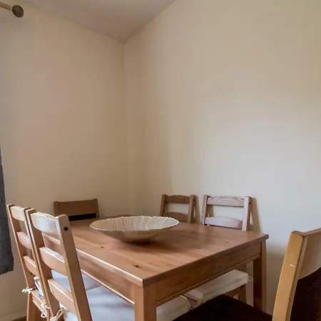 Bright & Tranquil Near Centre With Free Parking! *