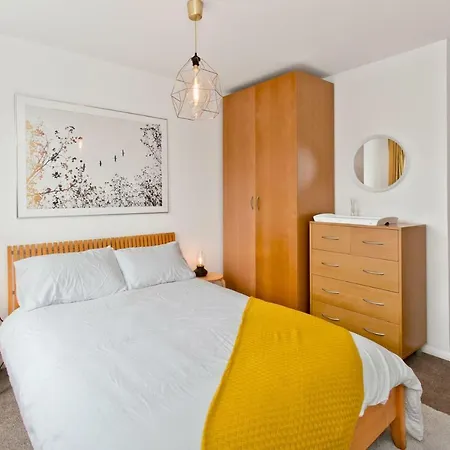 Arty 2 Bedroom Flat By Leith Shore Edimburgo