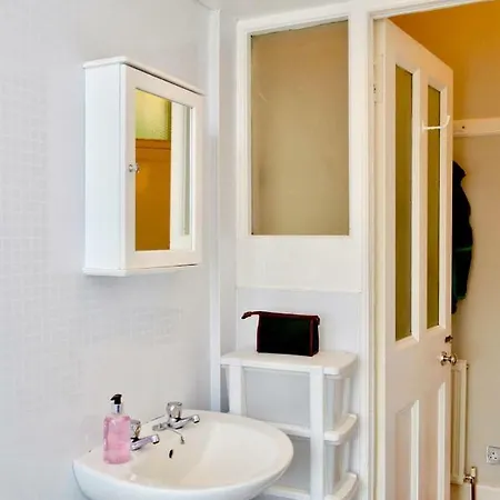 Sophisticated In Heart Of Comely Bank Apartment