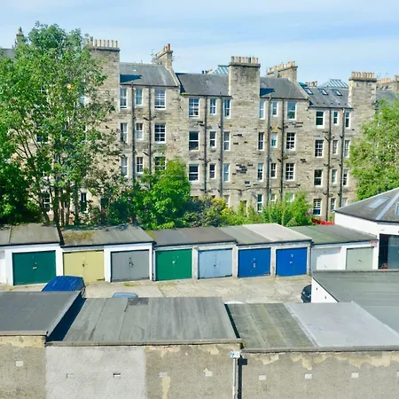 Sophisticated In Heart Of Comely Bank Apartment *