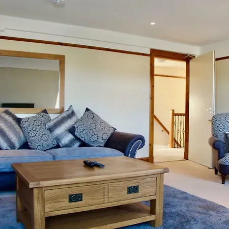 Homely 3 Bedroom Flat With Castle Views