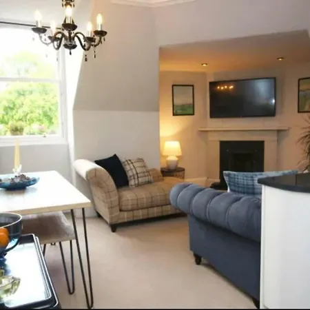 Stylish 2 Bedroom Flat In Heart Of The West End