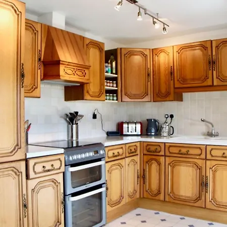 Homely 3 Bedroom Flat With Castle Views *