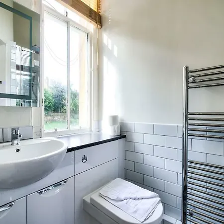 Homey 2br Flat In By Guestready Edinburgh