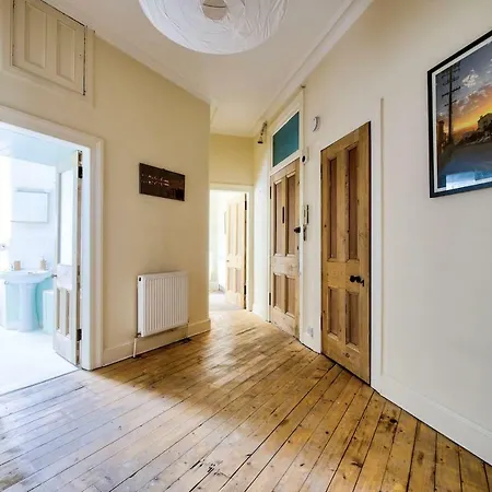 Homey 2br Flat In By Guestready Edinburgh