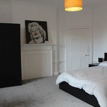 Luxury 5 Bedroom Central Flat With Castle Views *