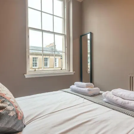Daire The Clarence Street Edinburgh
