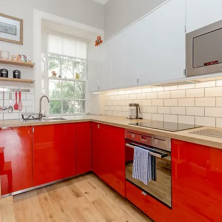 Refined 4* Ground-floor Panmure Apartment