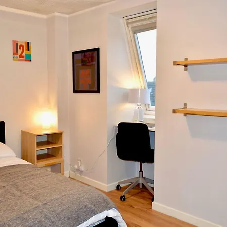Spacious And Light 3 Bedroom Flat In Scenic Canonmills Edimburgo