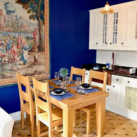 Traditional Boutique Off Leith Walk Apartment