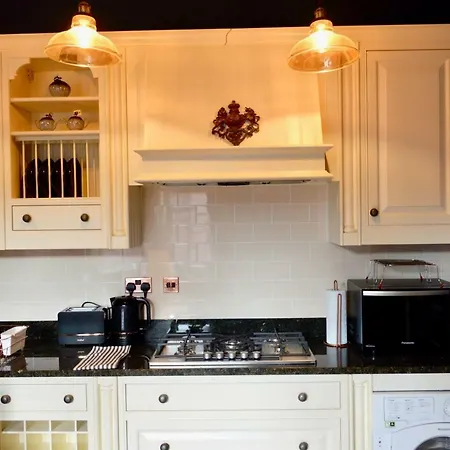 Traditional Boutique Off Leith Walk Apartment *