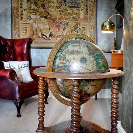 Traditional Boutique Off Leith Walk Apartment