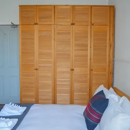 Spacious 3 Bedroom Flat In Marchmont * Edinburgh