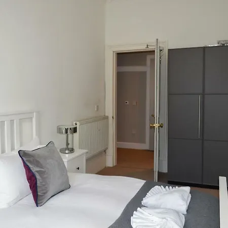 Spacious 3 Bedroom Flat In Marchmont
