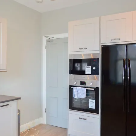 Spacious 3 Bedroom Flat In Marchmont *