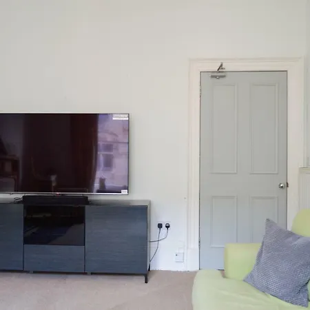 Spacious 3 Bedroom Flat In Marchmont