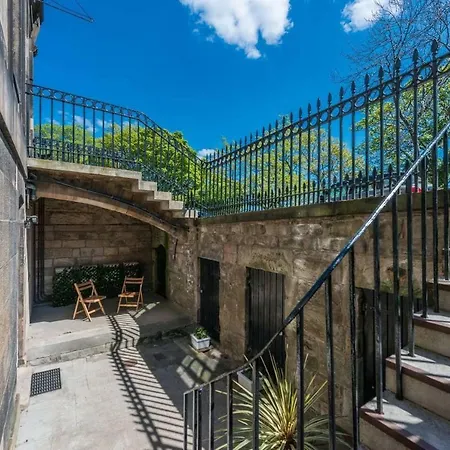 Апартаменты Joivy Luxury With Patio In Centre *