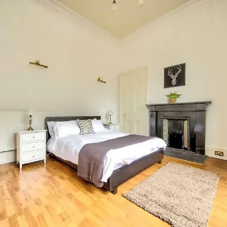 Spacious 3br West End Georgian شقة
