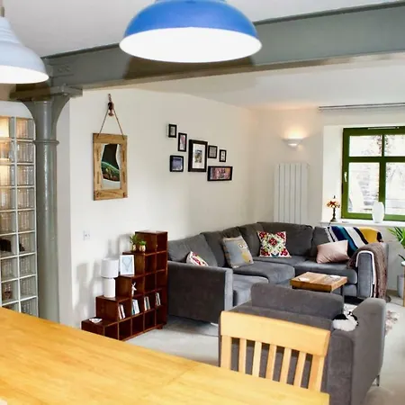 Converted Whisky Bond Come Bright And Roomy 2 Bedroom Flat Edinburgh