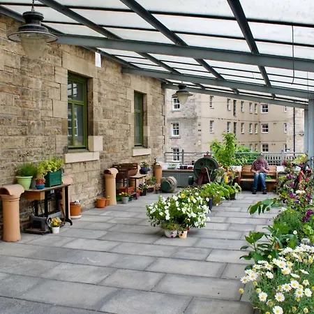 Converted Whisky Bond Come Bright And Roomy 2 Bedroom Flat *
