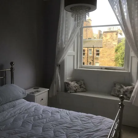 Spacious Flat In Popular Bruntsfield Edinburgh