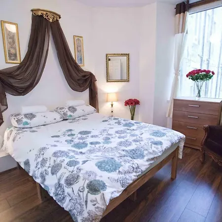Spacious Over Two Floors Apartment *