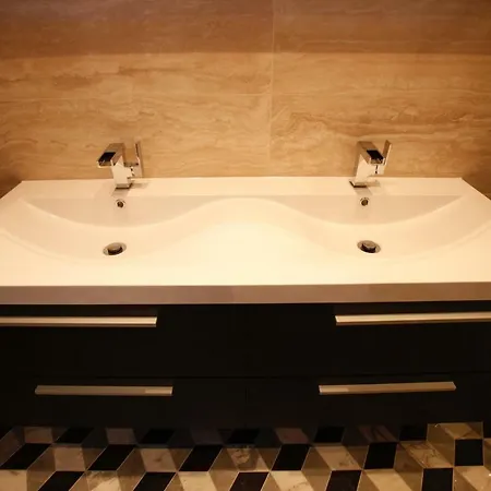 27/3a Cockburn Street Apartment