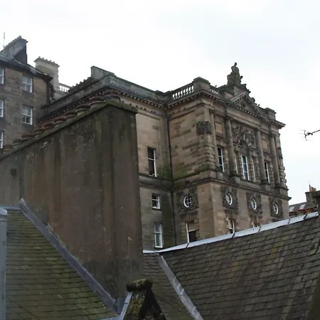 27/3a Cockburn Street * Edinburgh