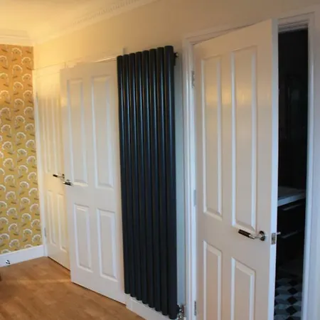 27/3a Cockburn Street * Edinburgh
