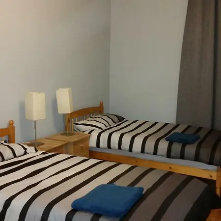 Bright And Spacious 2 Bedroom Ground Floor Flat Near City Centre *