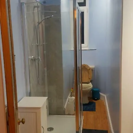 Bright And Spacious 2 Bedroom Ground Floor Flat Near City Centre شقة *