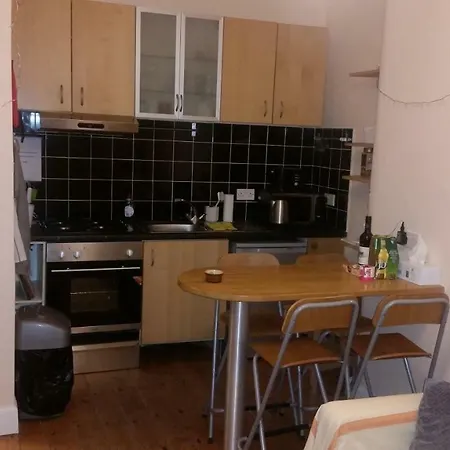 Bright And Spacious 2 Bedroom Ground Floor Flat Near City Centre شقة