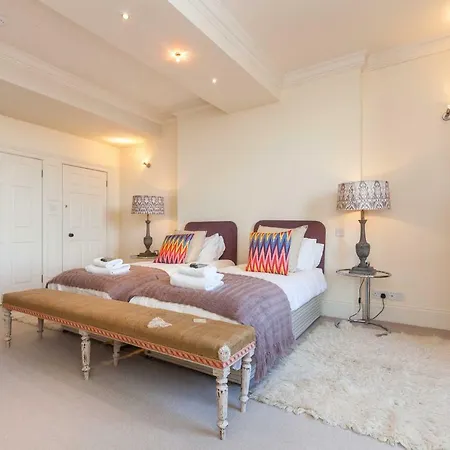 North Castle Street Luxury 3 Bedroom/3 Bathroom *