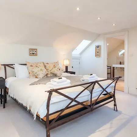 North Castle Street Luxury 3 Bedroom/3 Bathroom *