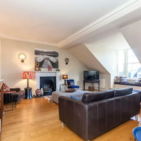 North Castle Street Luxury 3 Bedroom/3 Bathroom *