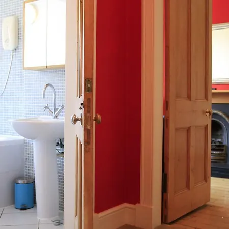Sunny Flat In Stylish Stockbridge דירה אדינבורו