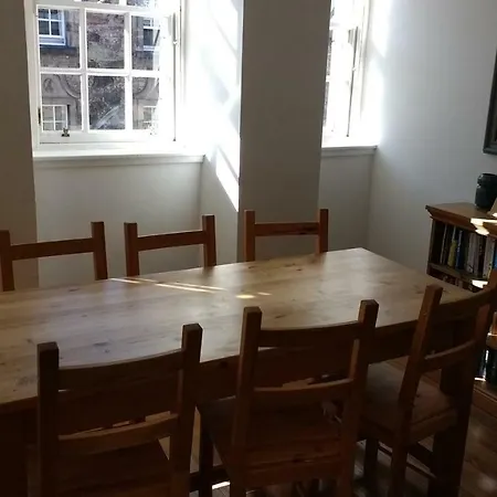 Spacious Historic 2-bed Flat On The Royal Mile Apartment *
