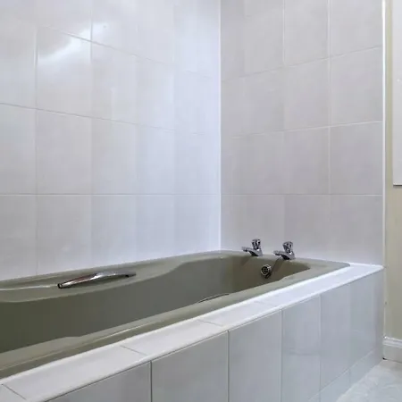 Sunny 3 Bed In Central With Free Parking