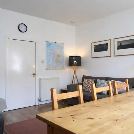 Spacious Historic 2-bed Flat On The Royal Mile דירה